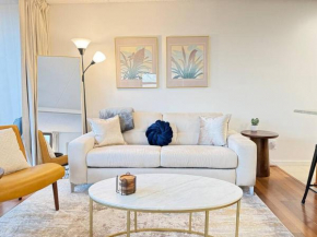 Mountain Views, 1Bd1Ba, Free Parking, AC, Beach Gear!